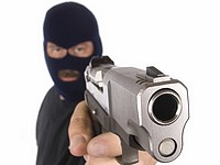 Двое вооруженных преступников ограбили ювелирный магазин в Кирьят-Ате