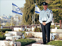 Йоханан Данино возложил флаги на могилы павших сотрудников полиции