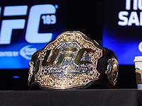 Джон Джонс лишен титула чемпиона UFC: он сбежал с места аварии, в которой пострадала беременная женщина