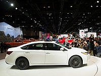 Флагманский седан Toyota с гибридной силовой установкой прибыл в Израиль