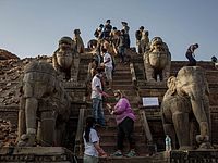 Число жертв землетрясения в Непале превысило 6.800 человек, поиски Ора Асрафа продолжаются