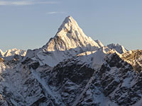 UNAVCO: после землетрясения Эверест стал ниже на дюйм