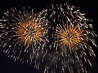 Заряд праздничного салюта упал в толпу в Омске и разорвался: 5 пострадавших