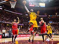 Леброн Джеймс набрал 38 очков. Команда Дэвида Блатта вышла вперед в серии с 