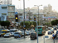 В Нетании автомобиль врезался в автобусную остановку: пострадали два человека