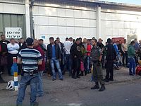 Полицейские задержали 50 нелегалов, которых перевозили в двух грузовиках