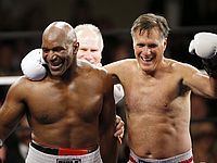 Митт Ромни вышел на ринг против Эвандера Холифилда