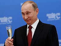 Под Петербургом установили памятник Путину в образе римского императора