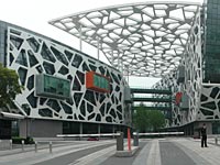 Компания-владелец элитных брендов подала в суд на китайскую Alibaba, продвигающую подделки