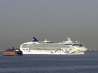 Круизный лайнер с 3.600 пассажирами и членами экипажа сел на мель на Бермудах