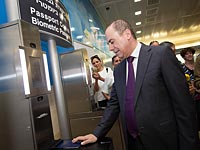 Сильван Шалом на церемонии открытия пунктов биометрического паспортного контроля. Аэропорт Бен-Гурион, 20 мая 2015 года