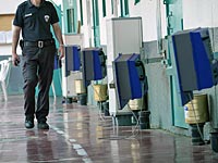 Покончил с собой тюремный охранник, подозревавшийся в развратных действиях  
