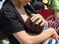 Мать выгнали из магазина за кормление ребенка грудью
