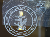 Злоумышленник разбил окна в сиднейском кафе Lindt, где полгода назад был совершен теракт