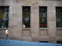 Неизвестные разбили окна в сиднейском кафе Lindt, где полгода назад был совершен теракт