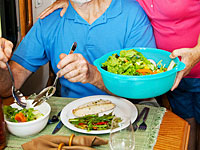 Диета после 50 лет: у женщин страдает здоровье, у мужчин - потенция
