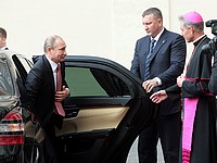 Владимир Путин на час опоздал на встречу с Папой Римским Франциском