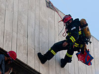 Во время тушения возгорания в жилом доме в Гиватаиме пострадал пожарный