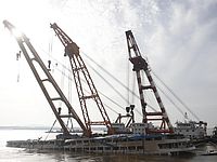 Операция по подъему перевернувшегося судна 