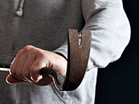 Случайный прохожий, ставший свидетелем взлома магазина, избил ломом трех грабителей