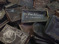 Британским подросткам, укравшим вещи узников Освенцима, грозит 10 лет тюрьмы
