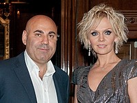 Неизвестные обстреляли квартиру певицы Валерии и продюссера Иосифа Пригожина в Москве