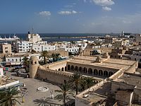 В Тунисе террористы атаковали отель, много жертв