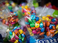 На гей-параде в Лондоне журналист CNN спутала секс-игрушки с флагом ИГ