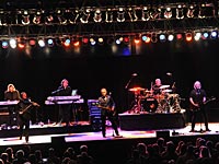 Оркестр в сиянии электрического света в Израиле