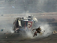 На гонках NASCAR автомобиль врезался в заграждения на скорости 200 миль в час