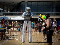 Ежегодный водный фестиваль Water Fight в Тель-Авиве