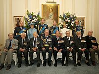 Принц Филип, муж королевы Великобритании обругал фотографа