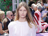 Софья Мечетнер на показе коллекции Dior в Париже. 6 июля 2015 года