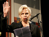 Орли Инес требует судить Ури Бар-Лева, которого 4 года назад обвиняла в домогательствах
