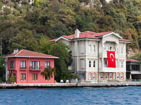 Сухогруз, следовавший в Ливан, врезался в старинную виллу на берегу Босфора