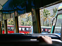 На севере Индии туристический автобус упал в реку, не менее 30 погибших