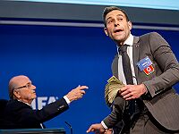 Еврейскому комику, бросавшему деньги в Зеппа Блаттера, вернули 600 долларов