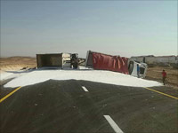 90-я трасса временно блокирована на юге из-за опрокинувшегося грузовика