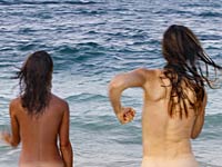 Французские нудисты выступили против визита саудовского короля