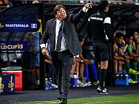 Триумфатор Золотого кубка уволен за нападение на журналиста