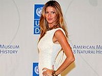 Супермодель Жизель Бундхен вышла на улицу в парандже, нарушив законы Франции