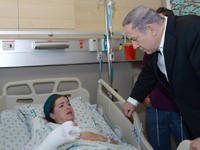 Нетаниягу навестил в больнице женщину, пострадавшую в результате поджога автомобиля