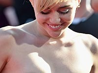 Майли Сайрус: лучше голая грудь, чем пистолеты