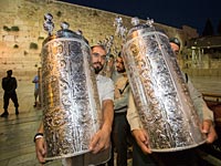 Свиток Торы, который несли освободители Иерусалима, возвращен к Стене плача. Фоторепортаж