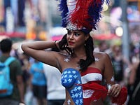 Селфи с обнаженными патриотками на Таймс-сквер: бизнес, раздражающий мэра