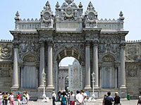 Стрельба возле дворца Долмабахче в Стамбуле: ранен полицейский