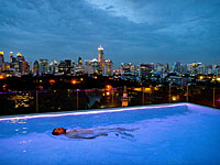 В бассейне Деми Мур обнаружен труп молодого мужчины