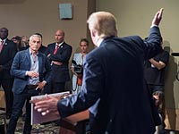 Хорхе Рамос и Дональд Трамп на пресс-конференции в  Дубьюке. 25 августа 2015 года 