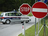 В Венгрии арестованы три человека по делу о гибели беженцев в грузовике