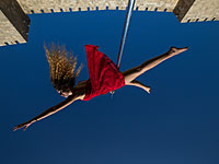 Танцы на шесте религиозных евреек и мусульманок на фоне города Давида